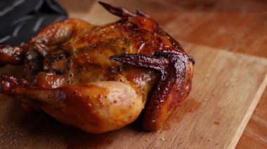 Sulu Rotisserie Barbekü Tavuk Servis Etmeye Hazır.