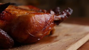 Sulu Rotisserie Barbekü Tavuk Servis Etmeye Hazır.
