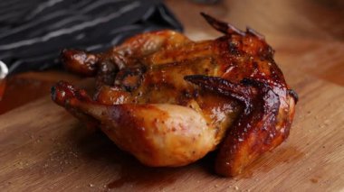 Sulu Rotisserie Barbekü Tavuk Servis Etmeye Hazır.