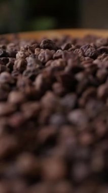Kala Chana (Kala Chana) sade ahşap bir masa üzerinde çiğ Koyu Kahverengi Nohut. Kuru Balck nohutu (ceci neri) arkaplanı kapat. 