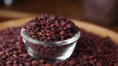 Pişmemiş organik tohumlar koyu kırmızı mercimek.. 