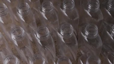 Süreci tamamlamak için plastik içecek şişelerini kapatın.