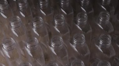 Süreci tamamlamak için plastik içecek şişelerini kapatın.