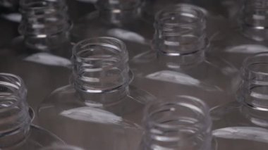 Süreci tamamlamak için plastik içecek şişelerini kapatın.