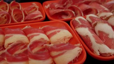 Restoran masasında Shabu ya da Sichuan güveci için dilimlenmiş et ve domuz eti..