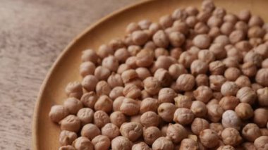 Köy ahşap bir masada çiğ nohut. Nohut arkaplanını kapat. Nohut baklası tohum arkaplanı. 