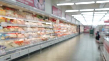 Modern süpermarket depolama arkaplanının bulanık görüntüsü. Odaklanmış bokeh ışığı arka planında hipermarket alışverişi.