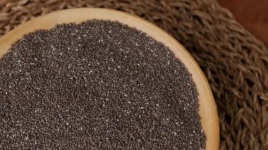 Organik doğal chia tohumları sağlığın süper gıdalara faydası.