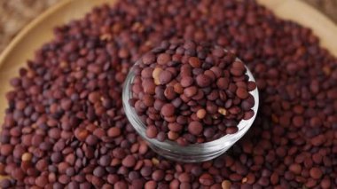 Pişmemiş organik tohumlar koyu kırmızı mercimek.. 