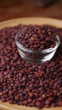 Pişmemiş organik tohumlar koyu kırmızı mercimek.. 