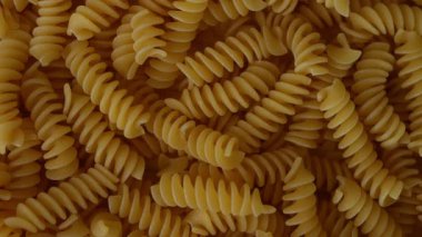 Çiğ Fusilli Spiral makarna desenli arka plan.
