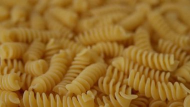 Çiğ Fusilli Spiral makarna desenli arka plan.