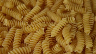 Çiğ Fusilli Spiral makarna desenli arka plan.