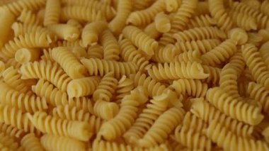 Çiğ Fusilli Spiral makarna desenli arka plan.