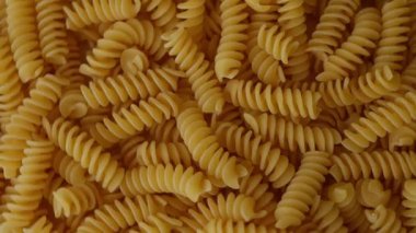 Çiğ Fusilli Spiral makarna desenli arka plan.