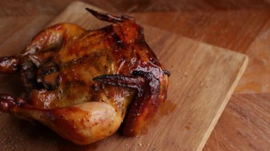 Sulu Rotisserie Barbekü Tavuk Servis Etmeye Hazır.