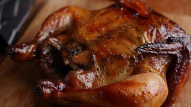 Sulu Rotisserie Barbekü Tavuk Servis Etmeye Hazır.