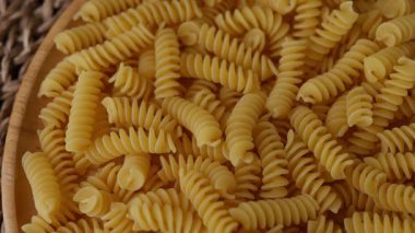 Çiğ Fusilli Spiral makarna desenli arka plan.