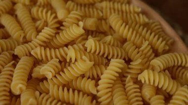 Çiğ Fusilli Spiral makarna desenli arka plan.