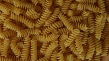 Çiğ Fusilli Spiral makarna desenli arka plan.
