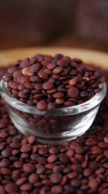 Pişmemiş organik tohumlar koyu kırmızı mercimek.. 