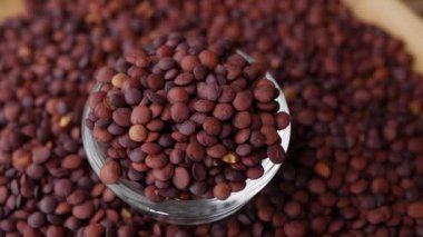 Pişmemiş organik tohumlar koyu kırmızı mercimek.. 