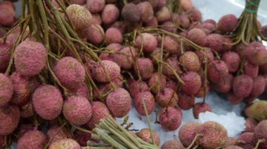 Süpermarkette taze tatlı likör satılıyor..