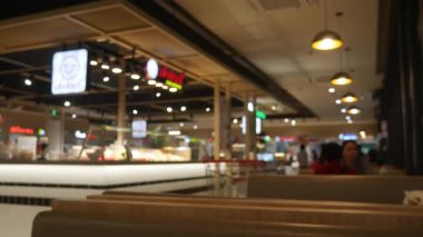 Alışveriş merkezi ve üniversite okulundaki bulanık arka plan gıda merkezi.