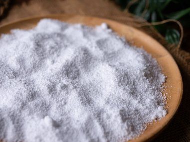 Şeker ikamesi ve müshil olarak kullanılan izolasyon ya da maltitol şeker alkolü.