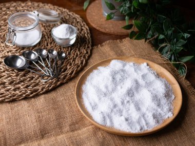 Şeker ikamesi ve müshil olarak kullanılan izolasyon ya da maltitol şeker alkolü.