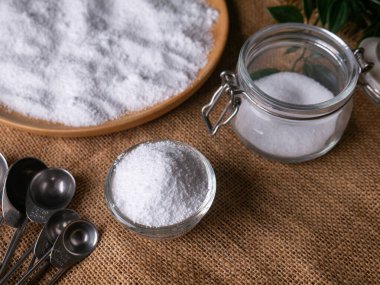 Şeker ikamesi ve müshil olarak kullanılan izolasyon ya da maltitol şeker alkolü.