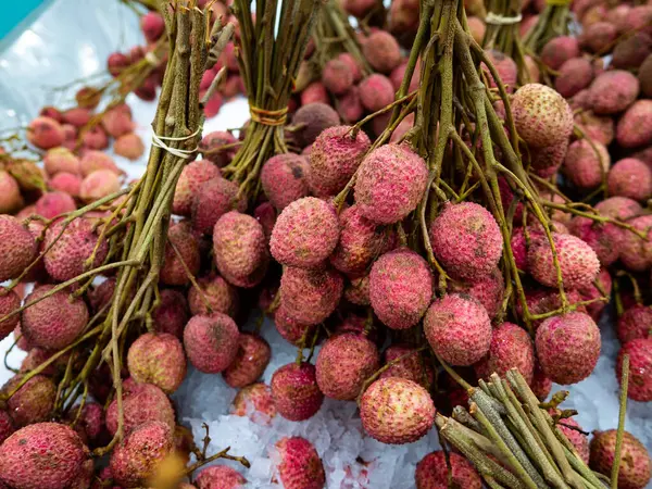 Süpermarkette satılık taze tatlı liçi..