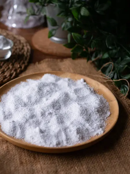 Şeker ikamesi ve müshil olarak kullanılan izolasyon ya da maltitol şeker alkolü.