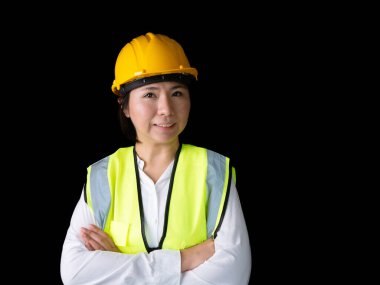 Fabrika kadın işçileri veya teknisyenleri İnşaat mühendisi veya Mimari proje yönetimi kameraya gülümsüyor.