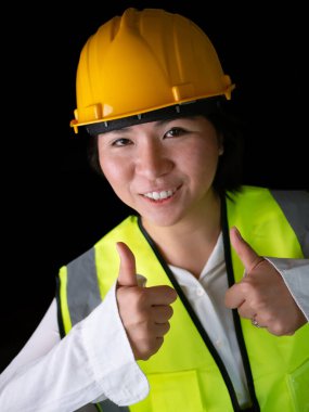 Fabrika kadın işçileri veya teknisyenleri İnşaat mühendisi veya Mimarlık proje yönetimi baş parmağını bıraktı.