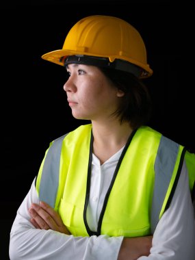 Fabrika kadın işçileri ya da teknisyenler inşaat mühendisi ya da mimari proje yönetimi kolları bağlı duruyor..