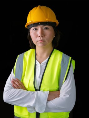 Fabrika kadın işçileri ya da teknisyenler inşaat mühendisi ya da mimari proje yönetimi kolları bağlı duruyor..