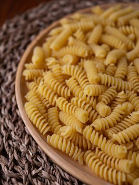 Çiğ Fusilli Spiral makarna desenli arka plan.