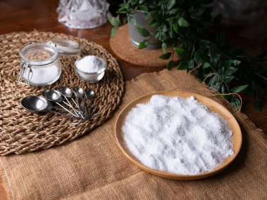 Şeker ikamesi ve müshil olarak kullanılan izolasyon ya da maltitol şeker alkolü.