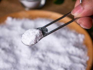 Şeker ikamesi ve müshil olarak kullanılan izolasyon ya da maltitol şeker alkolü.