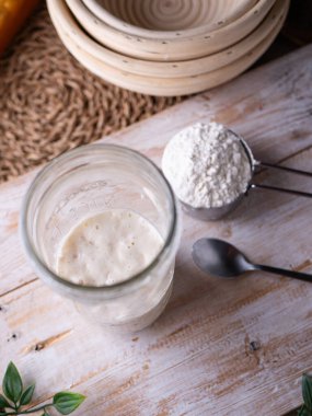 Ekşi Ekşi Mayalı Mayayı Mutfak Kavanozunda Mayalamak.