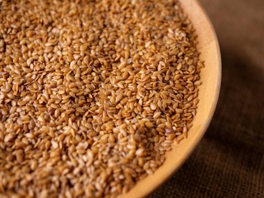 Organik altın keten tohumu, keten tohumu. Yüksek lifli süper yiyecekler.