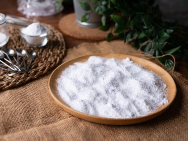 Şeker ikamesi ve müshil olarak kullanılan izolasyon ya da maltitol şeker alkolü.