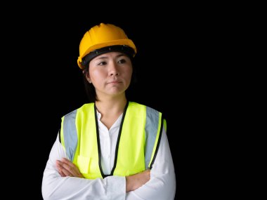 Fabrika kadın işçileri ya da teknisyenler inşaat mühendisi ya da mimari proje yönetimi kolları bağlı duruyor..