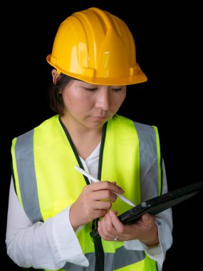 Fabrika kadın işçileri veya teknisyenleri İnşaat mühendisi veya Mimarlık proje yönetimi iş yerinde tableti kullanarak.