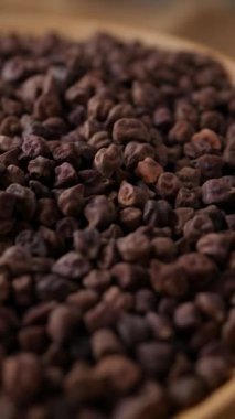 Kala Chana (Kala Chana) sade ahşap bir masa üzerinde çiğ Koyu Kahverengi Nohut. Kuru Balck nohutu (ceci neri) arkaplanı kapat. 