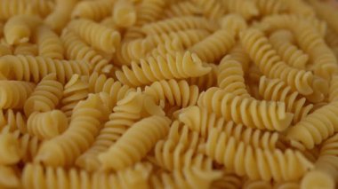 Çiğ Fusilli Spiral makarna desenli arka plan.