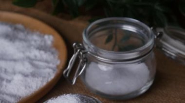 Şeker ikamesi ve müshil olarak kullanılan izolasyon ya da maltitol şeker alkolü.