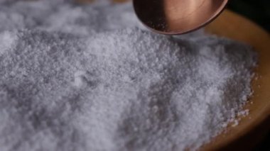 Şeker ikamesi ve müshil olarak kullanılan izolasyon ya da maltitol şeker alkolü.