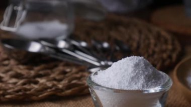 Şeker ikamesi ve müshil olarak kullanılan izolasyon ya da maltitol şeker alkolü.